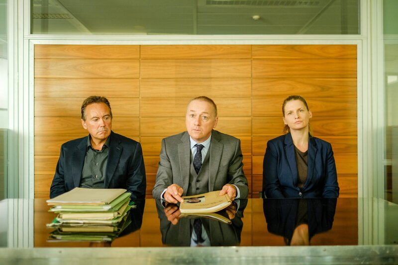 Oberst Schuster (Markus Hering, m.) – Bild: Petro Domenigg /​ ORF /​ MR Film