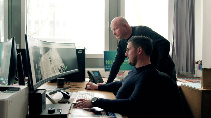 Ermittelnde Beamte des LKA Wiesbaden. – Bild: HR