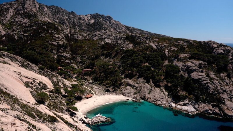 Ein Granitfelsen im Meer: das Inselchen Montecristo gehört zum toskanischen Archipel und steht unter strengem Naturschutz. Es darf nur mit einer Genehmigung des italienischen Staates besucht werden. – Bild: Lür Wangenheim