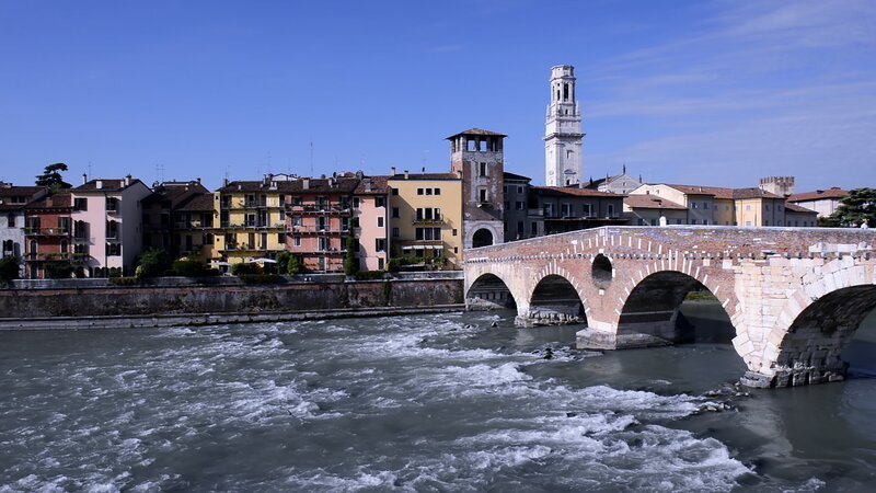Ponte Pietra in Verona: Die Alten Römer bauten in großem Stil Steinbogenbrücken. – Bild: Off the Fence /​ ZDF
