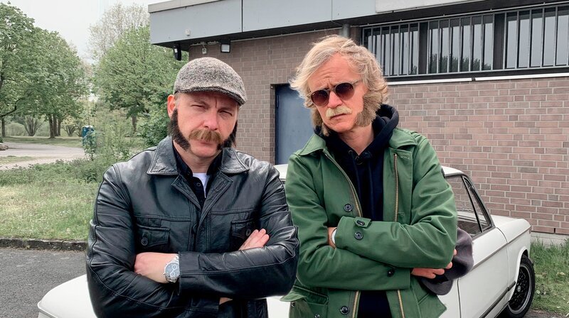 Comedian Martin Klempnow (li.) lädt zum Boxenstopp ein. Hier kann Pierre nicht nur zeigen wie schlagfertig er ist, sondern auch wie fertig nach einem Schlag. – Bild: SWR /​ ZDF