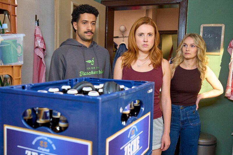 Caro (Meriel Hinsching, M.) und Svenja (Leonie Wesselow, r.) sind fassungslos, als sie Yanniks (Rojan Juan Barani, l.) Chaos in der Küche entdecken. – Bild: ZDF und Frank Dicks