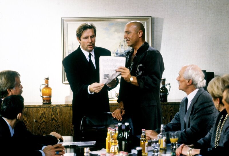 Margot Balbecks plötzlicher Tod hat fatale Folgen für Jan Balbeck (Sigmar Solbach). Vor versammeltem Vorstand der Fima Balbeck beweist Achim Lauritzen (Wilfried Baasner) Jans Schuld am Tod seiner Mutter. Es kommt zum Eklat. – Bild: ORF/​ZDF