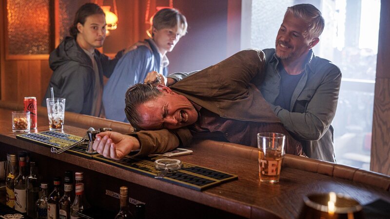 Alexander (Nicolai Cleve Broch, r.) und Welpe (Julius Fleischanderl, l.) nehmen einen alten Bekannten fest: den Drogendealer Ronny (Peter Gröning,2.v.r.). – Bild: ZDF und Johan Paulin