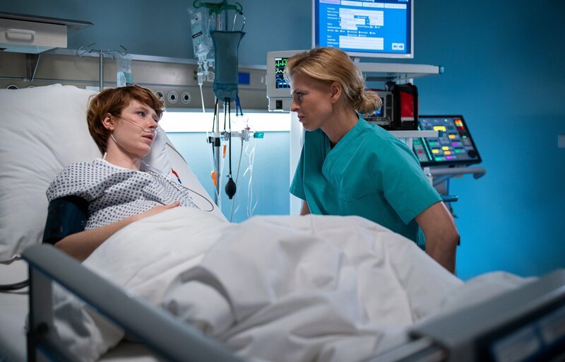 Franziska Teschner (Sarah Bauerett, li.) ist im achten Monat schwanger und benötigt dringend eine neue Herzklappe. Doch die Operation kann ihre Schwangerschaft gefährden. Franziska Teschner ringt Dr. Ina Schulte (Isabell Gerschke, re.) das Versprechen ab, den Eingriff abzubrechen, sobald die Gesundheit ihres Babys in Gefahr ist. – Bild: MDR/​Saxonia Media/​Rudolf Wernicke
