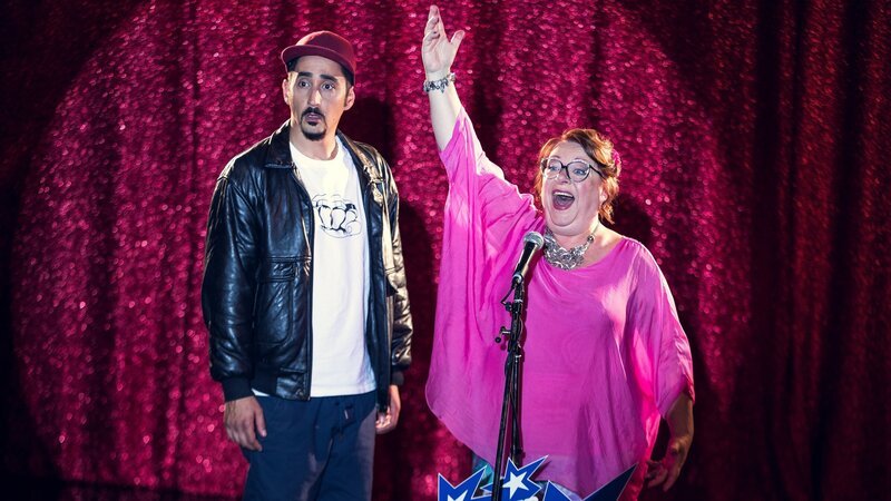 Sol (Eko Fresh) ahnt nicht, welches Talent in Madita (Martina Eitner-Acheampong) schlummert. – Bild: ZDF und Efe Cetinoezman