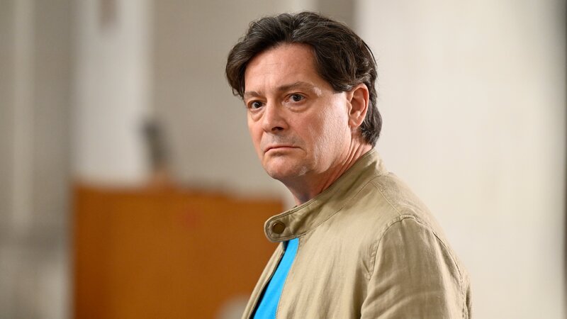 Im Bid: Franz Spinner (Fritz Karl) will beichten. – Bild: BR/​ORF/​maze pictures GmbH/​Barbara Bauriedl