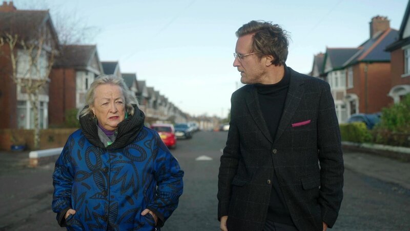 Krisenreporter Carl Gierstorfer trifft die Friedensaktivistin und ehemalige Politikerin Monica McWilliams in Belfast, Nordirland. – Bild: Benjamin Kahlmeyer /​ ZDF