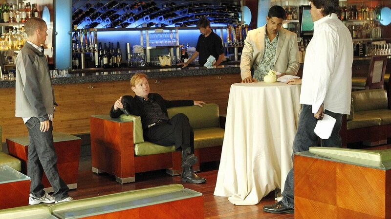 Horatio (David Caruso, 2.v.l.) und Delko (Adam Rodriguez, 2.v.r.) ermitteln im Fall eines versuchten Mordes an der schwangeren Heather. Wer trachtet der Frau nach dem Leben? – Bild: TVNOW /​ CBS