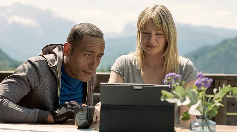 Übereifrig plant Jerry Paulsen (Peter Marton, l.) die beste Route von zu Hause ins Krankenhaus für die anstehende Geburt ihres Kindes. Doch Johanna Beißl (Vanessa Eckart, r.) findet die Schwachstelle des Plans: „Was, wenn sie gar nicht zu Hause sind?“ – Bild: ARD/​BR/​Lucky Bird Picturess/​Christoph Krauth