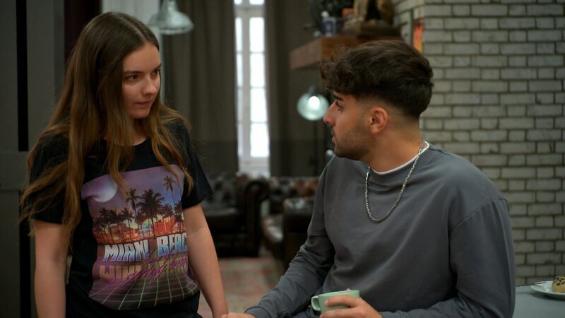 Mike genießt sein neues, einfaches Leben mit Sara, bis ein alter Bekannter ihm ein verlockendes Jobangebot macht: die Chance auf seine eigene Cocktailbar. Doch bald wird Mike klar, dass dieser Traum nicht mehr zu seinem Leben passt. – Bild: RTLZWEI