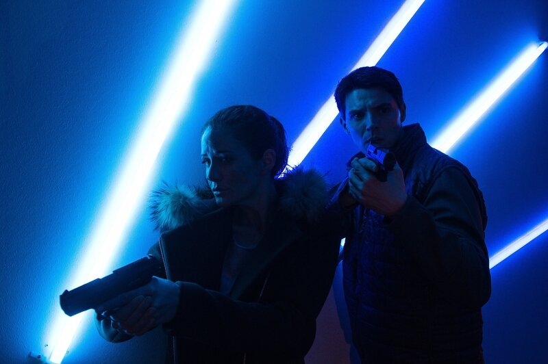 Selma Kirsch (Yve Burbach) und Rico Sander (Benjamin Strecker) müssen einen Mord verhindern und fühlen sich im abgedunkelten Studio wie in einem Labyrinth. – Bild: ZDF und MARKUS-FENCHEL