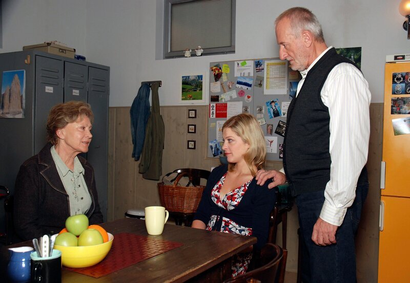 Lena (Johanna Bönninghaus, M.) berichtet den Sonnbichlers (Antje Hagen, l., und Sepp Schauer, r.) von ihrer Sorge, dass sie gefeuert werden könnte. – Bild: One