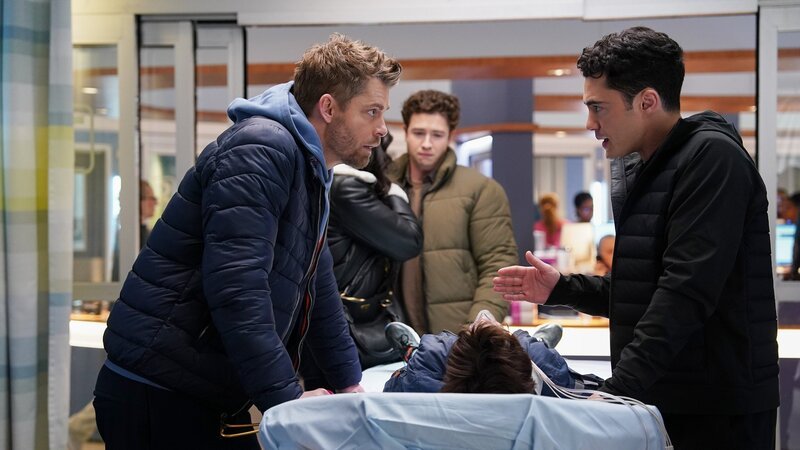 Chicago Med Staffel 10 Folge 18 Ein Junge mit Schlangenbiss wird eingeliefert: Luke Mitchell als Dr. Mitch Ripley, Darren Barnet als Dr. John Frost – Bild: SRF/​NBC Universal