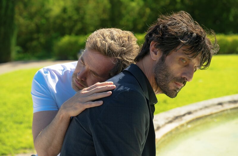 Aymeric (Alexis Loret, l.) und Manuel Ortigosa (David Kammenos, r.). – Bild: WDR/​François Lefebvre/​Incognita/​Las Ninas Pictures/​France Télévisions