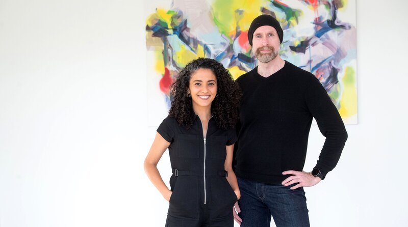 „Der radio3 Atelier-Talk – Die Sendung mit der Kunst und der Wissenschaft“ wird moderiert von Siham El-Maimouni. – Roman Lipski und Siham El-Maimouni (l.). – Bild: rbb/​Gundula Krause