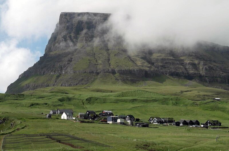 Häuser auf den Färöer: Sámal Joensen-Mikines bannte als erster professioneller Künstler Land und Leute seiner Heimat auf die Leinwand. – Bild: Elephant Doc
