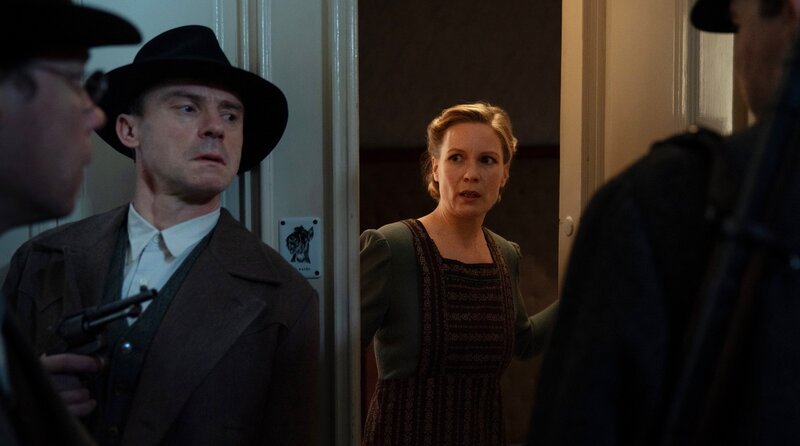 Der Serienmörder (Gerhard Liebmann) und die Marodeure klingeln bei Meckerles Frau Hilde (Barbara Gassner). – Bild: ARD Degeto Film/​NDR/​Servus TV/​Canal+Austria/​HR/​Zeitgeist Filmproduktion/​EPO-Film/​Petro Domenigg