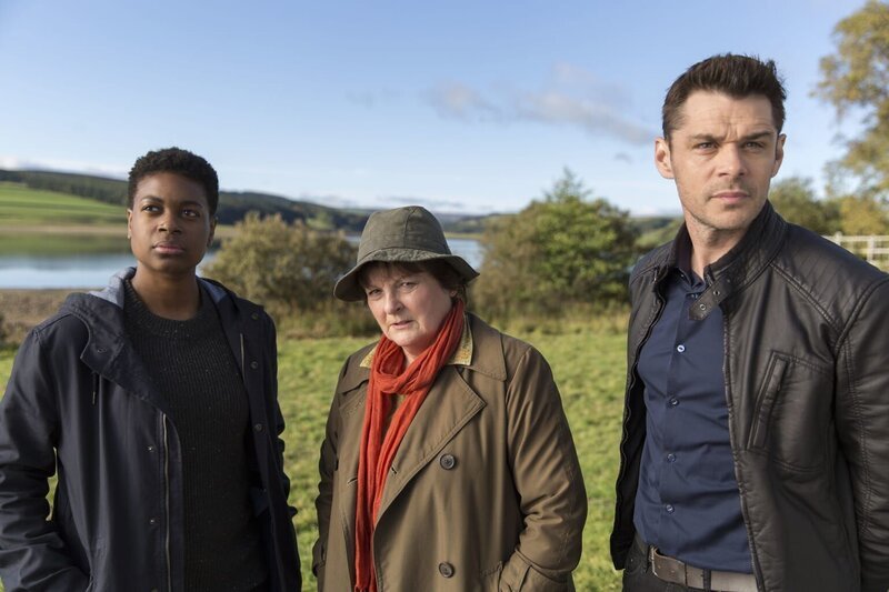 (v.l.n.r.) Jaqueline Williams (Ibinabo Jack); Vera Stanhope (Brenda Blethyn); Aiden Healy (Kenny Doughty) – Bild: ITV Studios