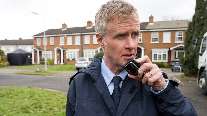 Sicherheitschef Frank Stynes (Damian Kearney) ist entsetzt, dass trotz seiner umfangreichen Maßnahmen ein Unbekannter in das Set der Daily Soap eindringen und unbemerkt den Regisseur töten konnte. – Bild: ZDF und Steffan Hill/​AcornTV