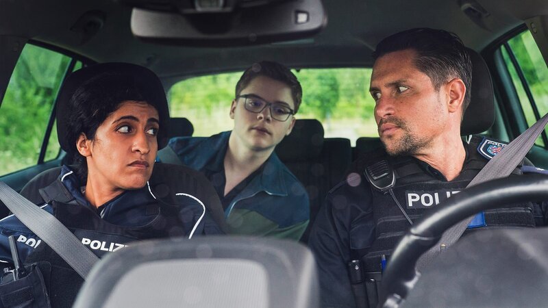 Marlon (Matti Schneider, Mitte) macht ein Praktikum bei der Polizei. – Bild: MDR/​Thomas Dietze