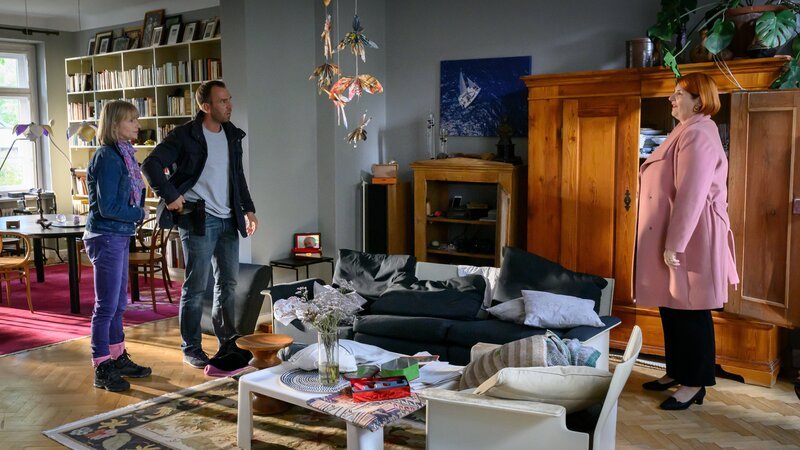 Schließlich erwischen Roswitha Prinzler (Silke Matthias, l.) und Lars Pöhlmann (Dominic Boeer) Doris Bradbury (Susanne Böwe, r.) auf frischer Tat. Sie ist gerade dabei, wertvolle Gegenstände zu sichern, die sich noch im Haus befinden. Mittlerweile ist dies aber ein versiegelter Tatort. Ist sie die Mörderin? – Bild: ZDF /​ Meyerbroeker
