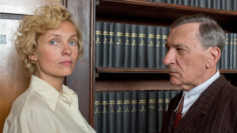 Margarete Oelkers (Nadja Uhl) verlangt von Amtsarzt Dr. Ahrens (Rudolf Kowalski) eine Bescheinigung, dass sie nie schizophren war. Sie wirft ihm vor, sie ohne Grund in die Klinik Wehnen eingewiesen zu haben. – Bild: ZDF und Václav Sadílek