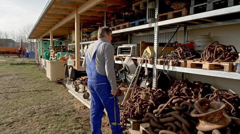 Hier lagert Roberto seine Schätze die Paul aus der Ostsee birgt. Weitere Fotos auf Anfrage. – Bild: NDR/​Hanse TV
