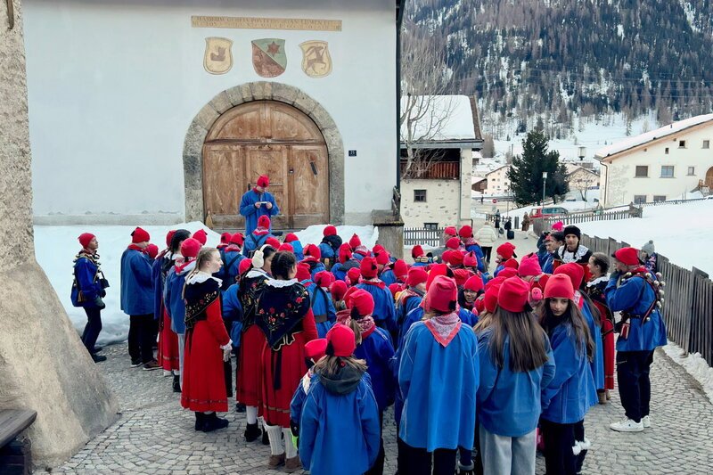Chalandamarz Zuoz
Begeisterung am Chalandamarz 2025
Vorbereitung für das nächste Lied
SRF – Bild: SRF1