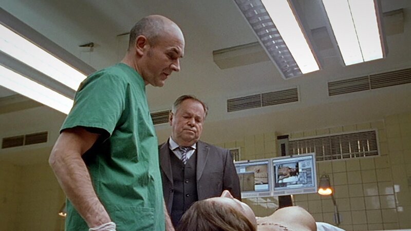 Kriminalhauptkommissar Stefan Kehler (Wolfgang Bathke, r.) und Gerichtsmediziner Dr. Duhler (Klaus Schindler) – Bild: RTL Deutschland