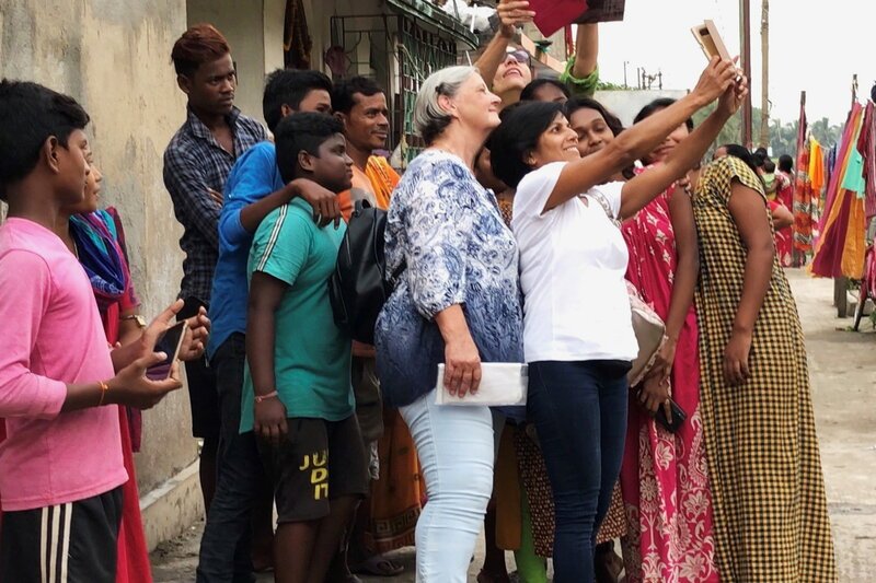 Meine Fremde Heimat – Indien; Natalia Schnyder und Sairah Benz in Indien – Bild: SRF1