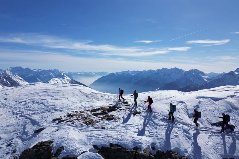 DOK – Pionierinnen am Berg
Der Film erzählt von inspirierenden Frauen, die nicht gefragt haben, ob sie dürfen – sondern einfach gegangen sind. Und dabei Spuren hinterlassen haben, denen heute viele folgen. – Bild: SRF1