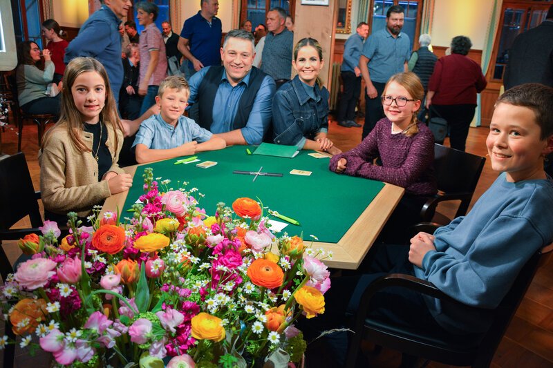 Samschtig-Jass - «Kinder-Samschtig-Jass»: Die Jüngsten sind Trumpf
Jörg Abderhaldne und Fabienne Gyr mit den Kindern, Livio, Enya, Ben und Elin am Jasstisch – Bild: SRF1