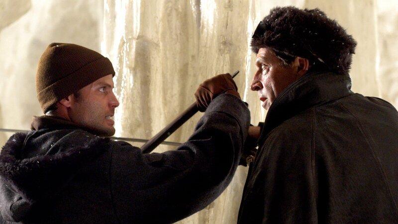 L-R: Danny Freemont (Casper van Dien) und Morgan Sinclair (Jonathan Hyde) – Bild: Warner Bros. Discovery