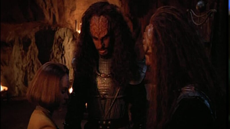 B’Elanna Torres (Roxann Dawson) und Moklor (Kevin Stillwell) – Bild: Tele 5