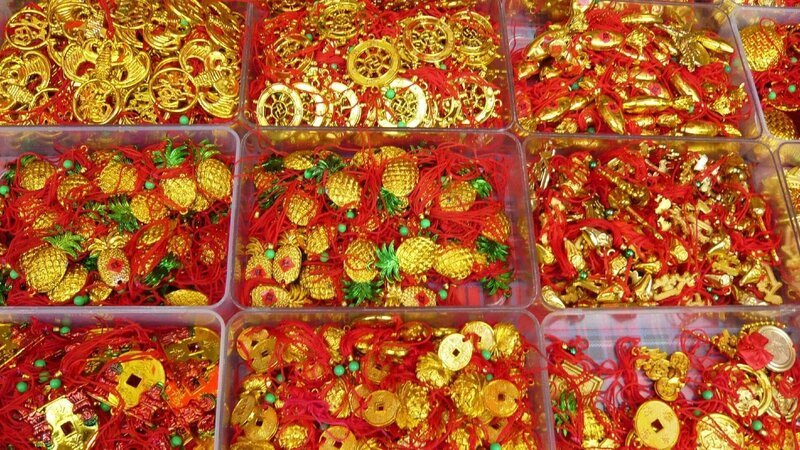 Chinesische Neujahrs-Dekoration – Bild: RTL /​ Pilot Film & Television Productions Ltd