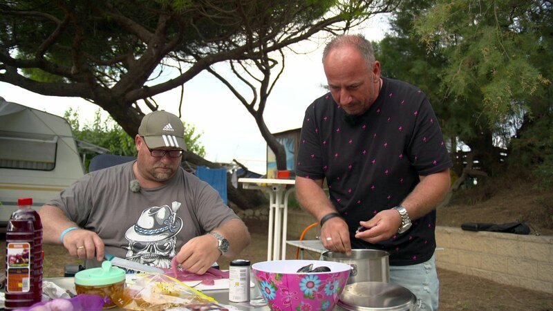 Micha (li.) und Sascha bei den Vorbereitungen für die Tapas – Bild: RTL Zwei