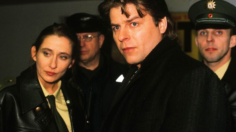 Kriminalkommissar Peter Wolniak (Uwe Fellensiek, vorne) spricht mit der Polizistin Becker (Barbara Phillip) über den Mord an dem Dealer Olaf Grimm (hi. Polizisten Komparsen). – Bild: MG RTL D