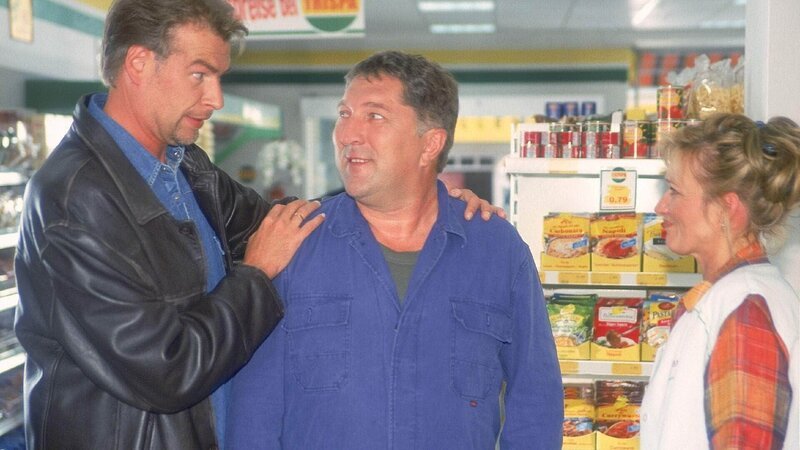 Horst (Frank Vockroth, l.) hat sich entschlossen, mit seinem alten Kumpel Carsten (Veit Stübner) Klartext zu reden. Rita (Gaby Köster) ist sichtlich erleichtert. – Bild: MG RTL D