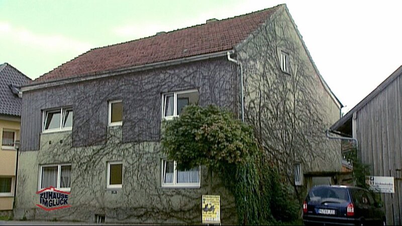 Das Haus der Familie steckt voller Mängel und soll nun vom Zuhause im Glück-Team renoviert und bewohnbar gemacht werden. – Bild: RTL II
