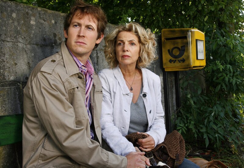 Sophie muss ein ernstes Wort mit ihrem Sohn Micha reden. – Bild: ARD Degeto/​Erika Hauri