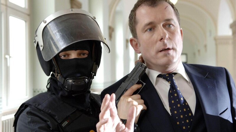Der professionelle Profikiller „Billy the Kid“ (Ludwig Blochberger) hat sich als SEK“ler getarnt und nimmt Staatsanwalt Färber (Martin Lindow) als Geisel. – Bild: MG RTL D /​ Guido Engels