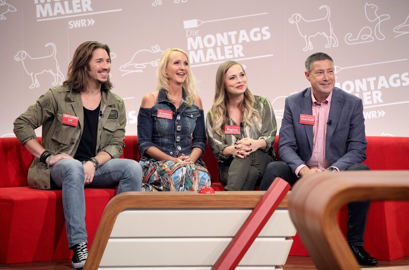 In jeder Sendung tritt ein Team von vier Prominenten gegen acht Kandidaten aus dem Südwesten an – vier Kinder und vier Erwachsene. Und wieder dreht sich alles um die Frage: Wer malt und rät am besten? Das Prominenteatm v. li.: Gil Ofarim, Kristina Bach, Regina Halmich und Joachim Llambi. – Bild: SWR/​Bavaria/​Frank Hempel