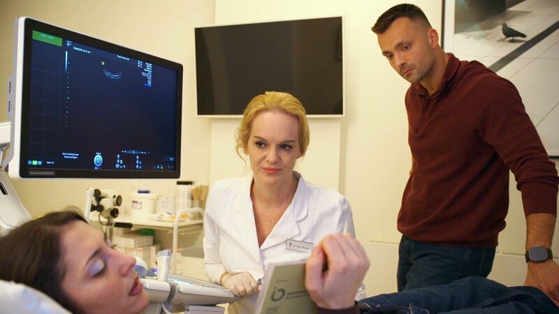 Als Saras Frauenärztin die Schwangerschaft bestätigt, spürt sie eine unerwartete Euphorie. Doch als Mike gesteht, dass ihn die Situation an den Verlust seines ungeborenen Kindes erinnert, kommen Zweifel auf, ob ein Baby eine gute Idee ist. – Bild: RTLZWEI