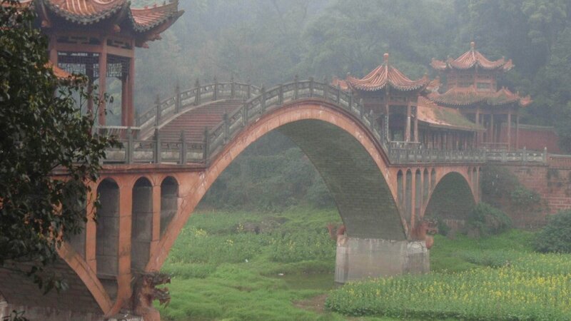 Eine Brücke im Lao Shan – Bild: RTL /​ Pilot Film & Television Productions Ltd