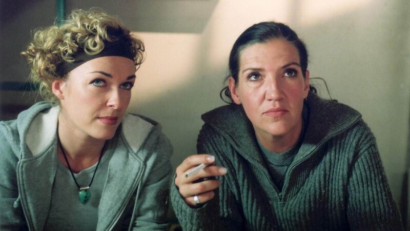 Walter (Katy Karrenbauer, re.) weiht Neuzugang Ines (Freya Trampert) in ihren Fluchtplan ein. – Bild: MG RTL D /​ Kathrin Knoke