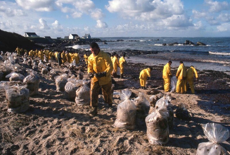 Reinigung eines Strandes in Portsall während der Ölkatastrophe von Amoco Cádiz im März 1978.  +++ – Bild: RTL /​ Getty Images /​ Laurent MAOUS /​ Contributor /​ Staudämme