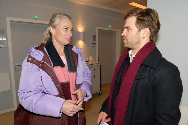 Julian (Onno Buß) ist irritiert, dass Maren (Eva Mona Rodekirchen) ihn auf Distanz hält. – Bild: RTL