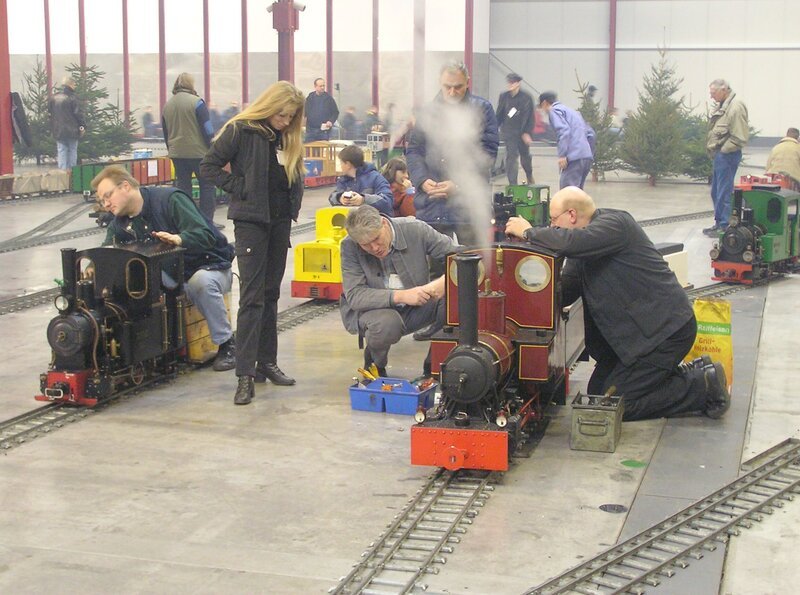 Beim Fertigmachen zur Hallenrunde. – Bild: SWR/​Scheuble