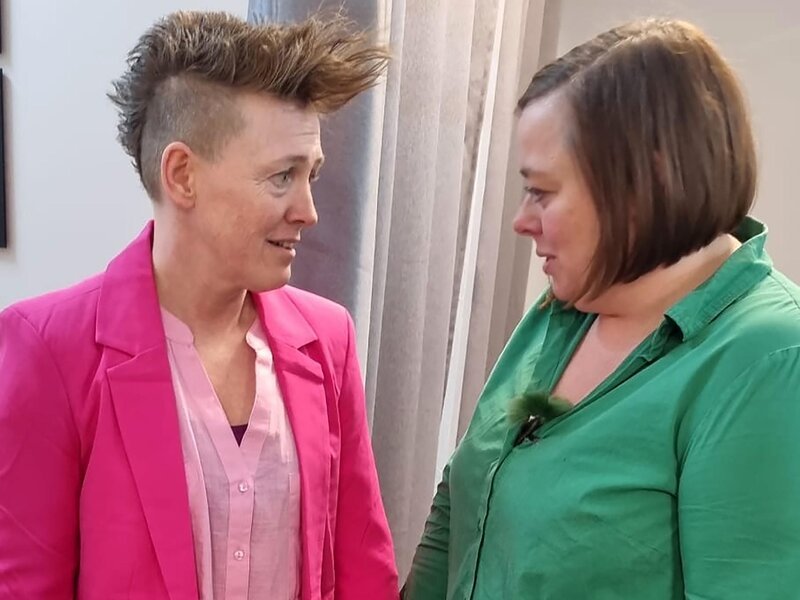 Kandidatin Tina und Shoppingbegleitung Marina – Bild: RTL /​ Constantin Ent.